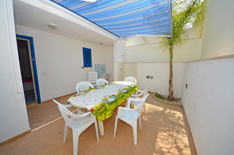 Patio, Day, Dining area
