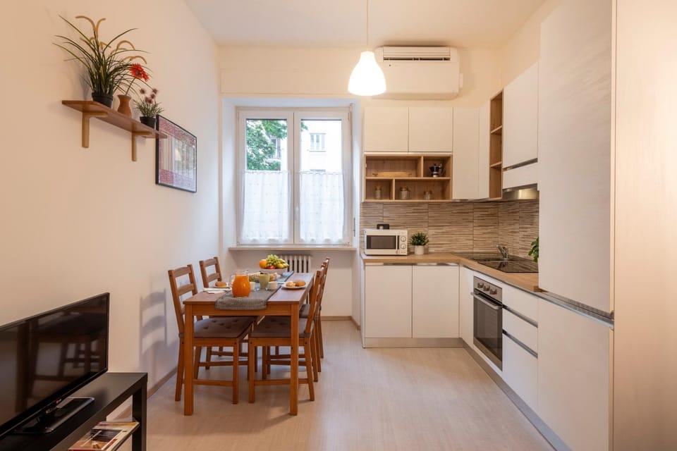 Kitchen or kitchenette, Dining area, oven, stove
