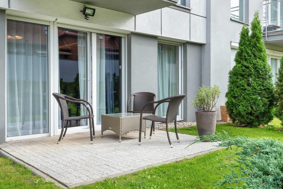 Patio, Day, Seating area, Dining area, Garden view