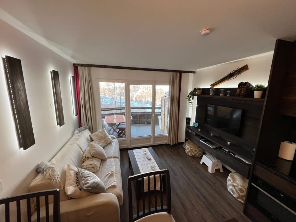 Bed, TV and multimedia, Living room