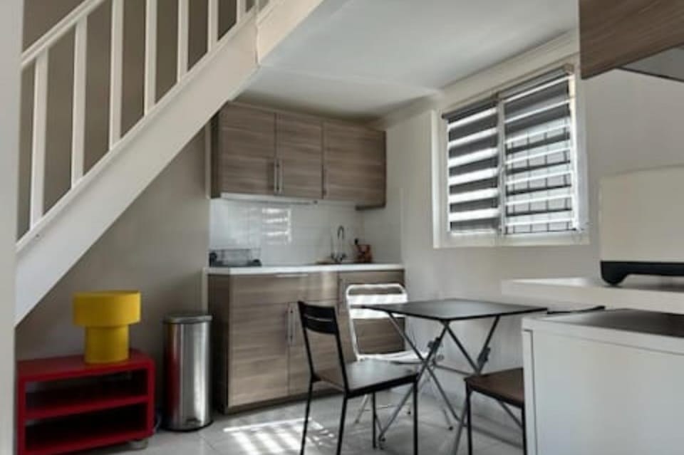 Coffee/tea facilities, Kitchen or kitchenette, Dining area, microwave, oven, toaster, washing machine