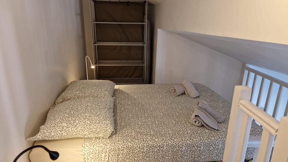 Bed, Bedroom, storage, towels