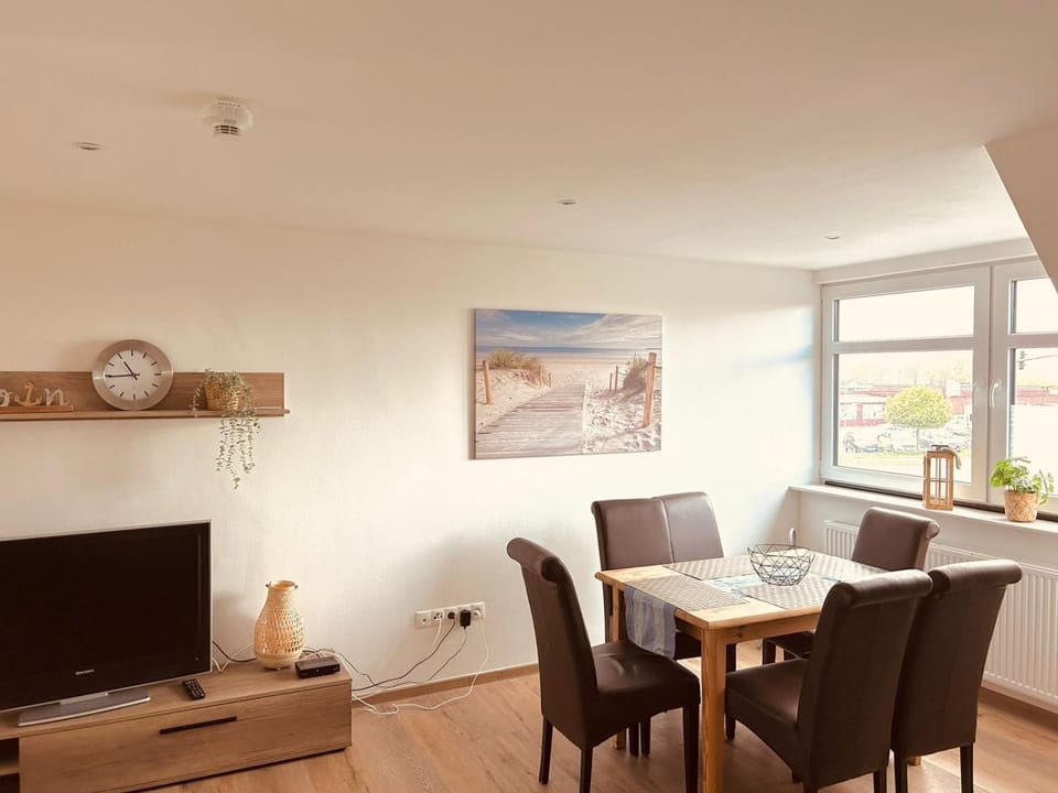 TV and multimedia, Seating area, Dining area