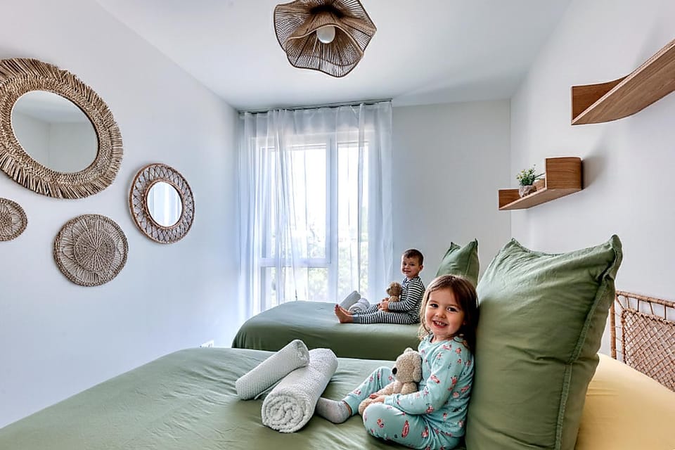 Bed, People, Living room, Photo of the whole room, Seating area, Bedroom, children, group of guests, towels