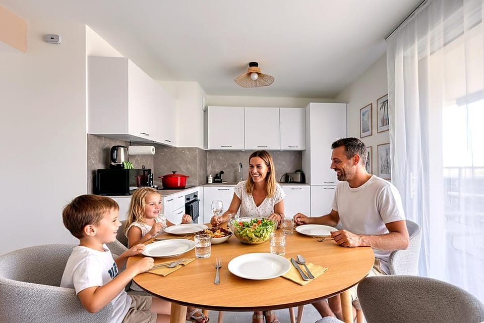 People, Coffee/tea facilities, Kitchen or kitchenette, Food and drinks, Dining area, Food, Guests, children, group of guests, Family