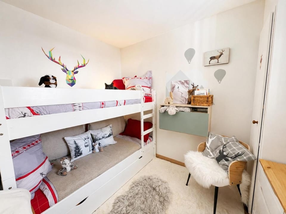 Photo of the whole room, Bedroom, bunk bed