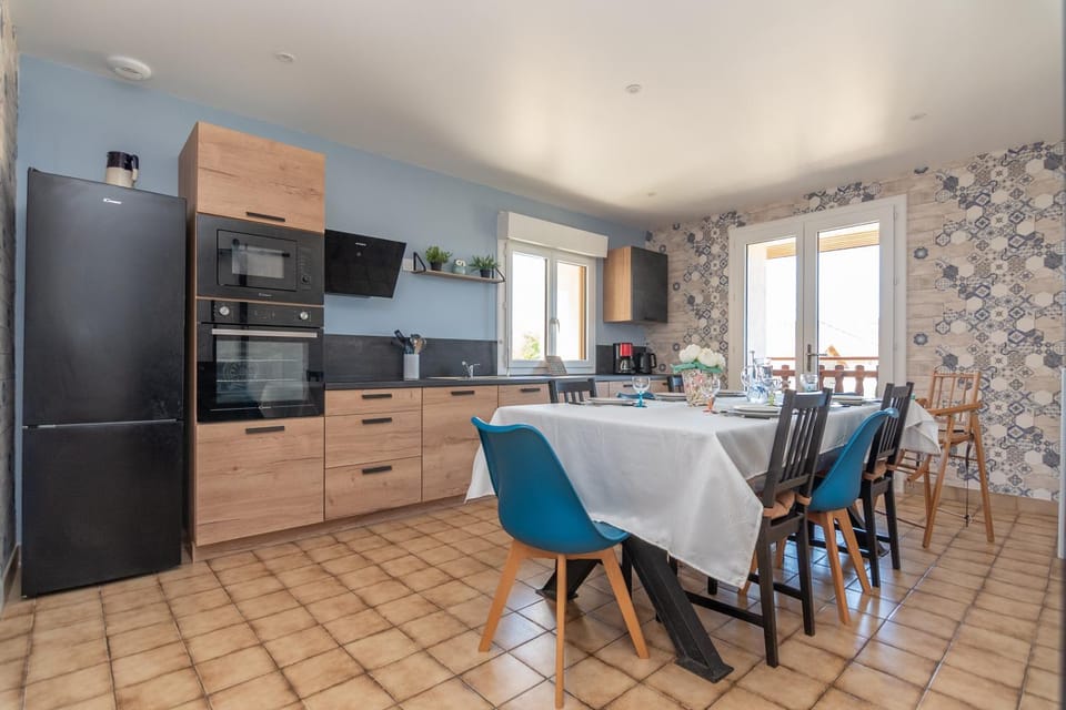 Kitchen or kitchenette, Dining area, stove