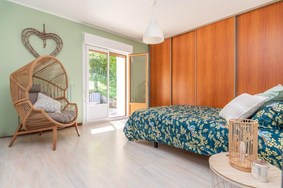 Bed, Photo of the whole room, Bedroom