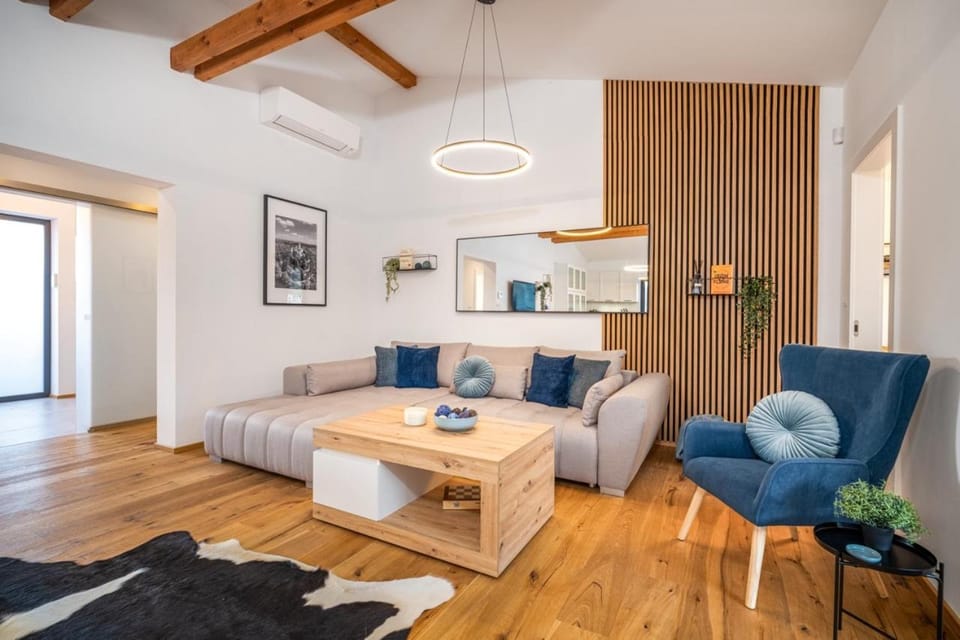Modern Nature Retreat w Pool, PS5 & Hot Tube House in Czechia