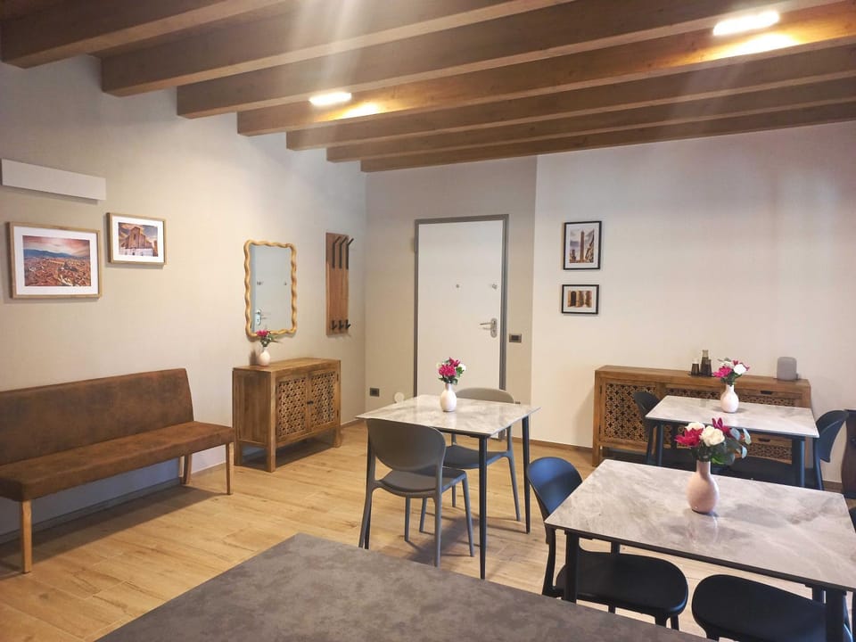 Living room, Breakfast, Internal: Not applicable to any particular room
