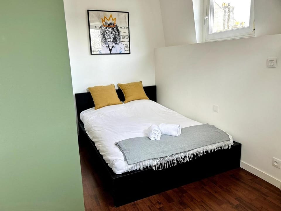 Bed, towels