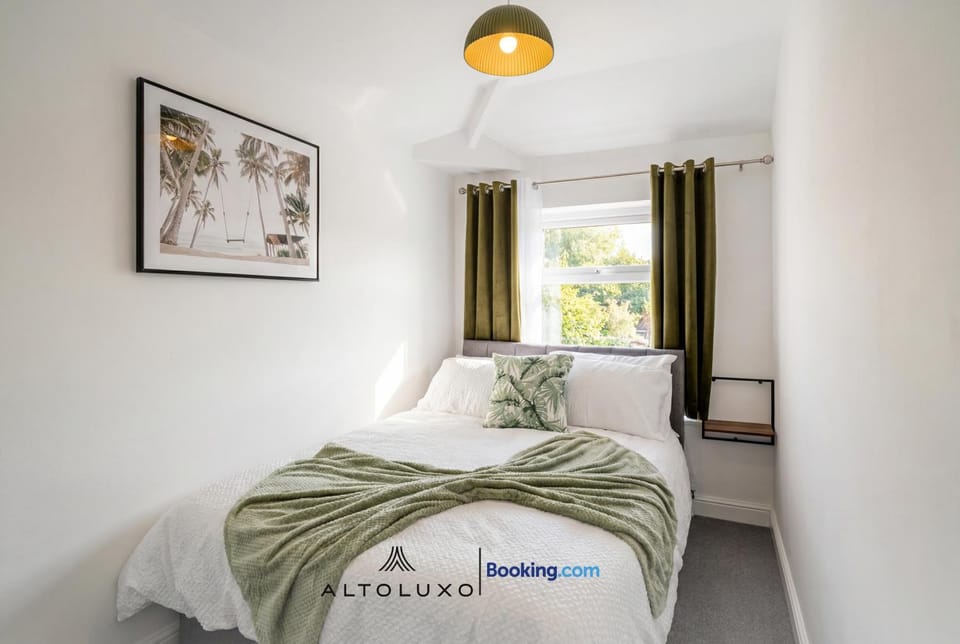 Orchid 2 Luxury 3BR House By AltoLuxo Short Lets & Serviced Accommodation With Free WiFi & Parking Apartment in Bristol