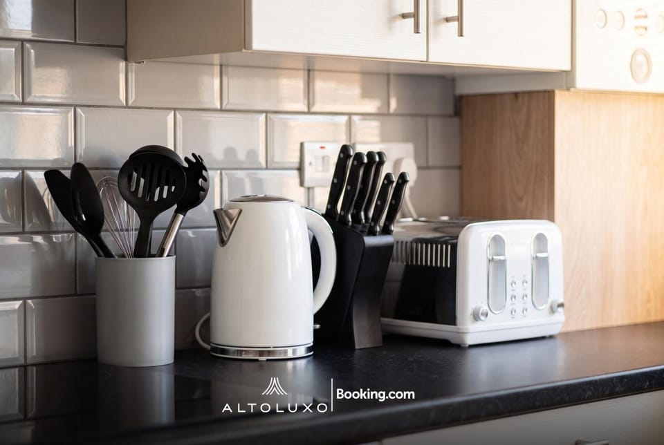 Orchid 2 Luxury 3BR House By AltoLuxo Short Lets & Serviced Accommodation With Free WiFi & Parking Apartment in Bristol