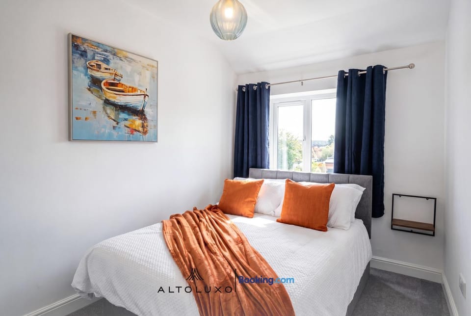 Orchid 2 Luxury 3BR House By AltoLuxo Short Lets & Serviced Accommodation With Free WiFi & Parking Apartment in Bristol