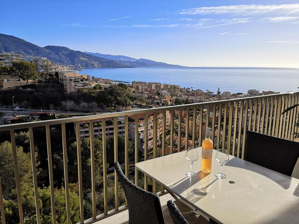 Large 2-room, sea view, well exposed Apartment in Roquebrune-Cap-Martin