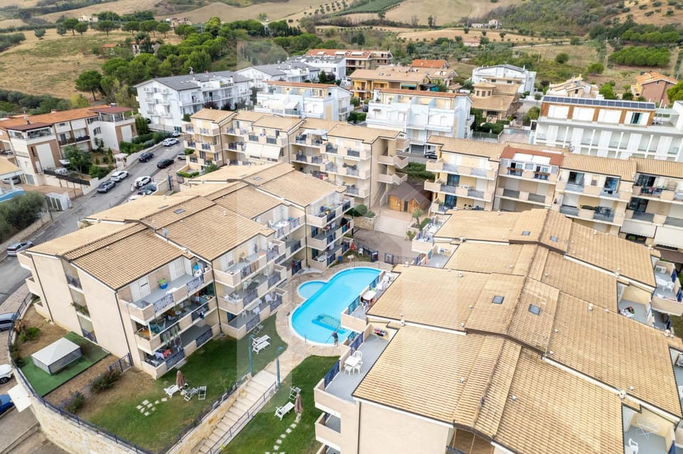 Property building, Day, Bird's eye view, Pool view, Swimming pool