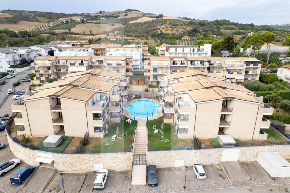 Property building, Day, Natural landscape, Bird's eye view, Pool view, Swimming pool