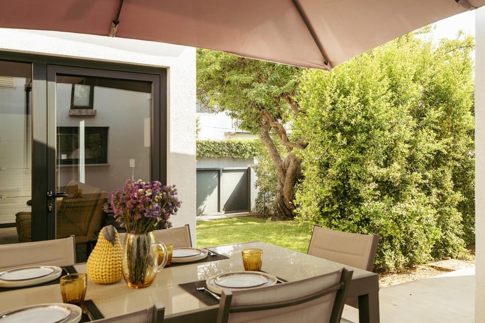 Patio, Day, Garden, Food and drinks, Seating area, Garden view