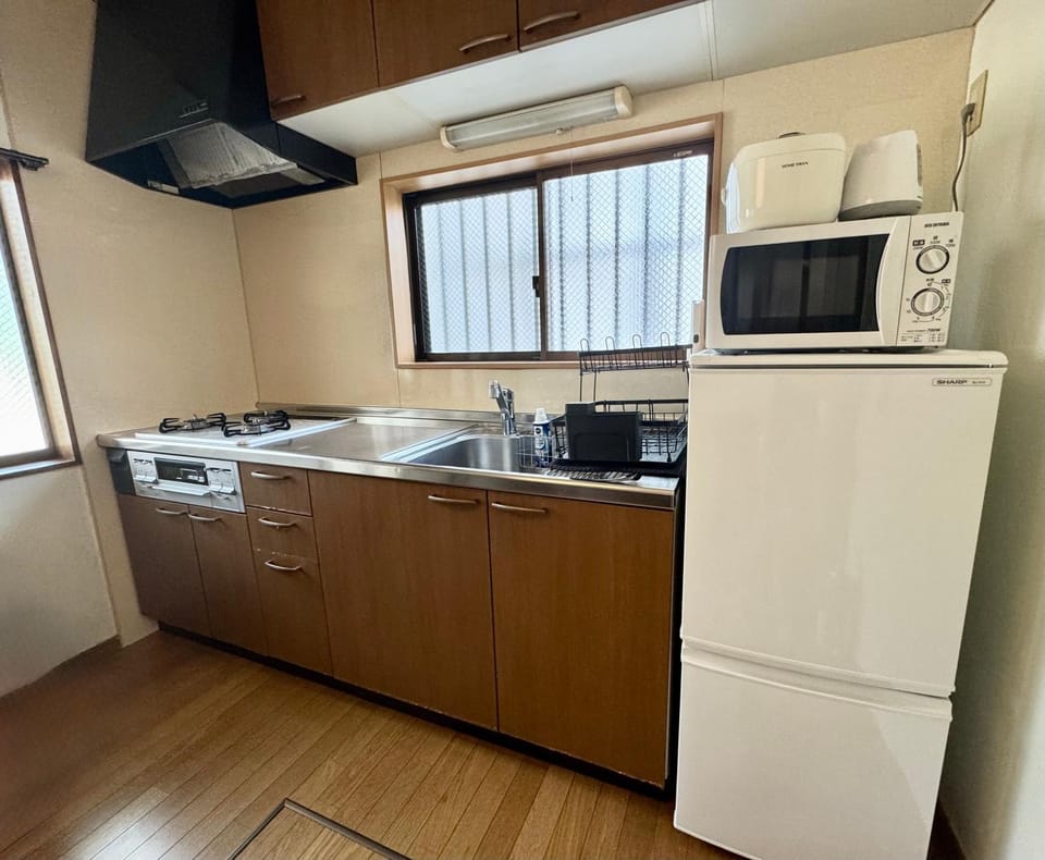 Kitchen or kitchenette, microwave, stove