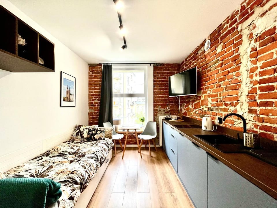Bed, Seating area, Dining area, Bedroom