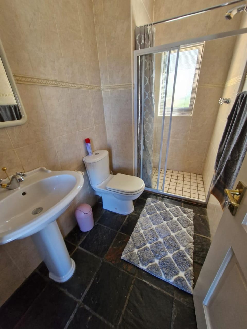 Shower, Toilet, towels