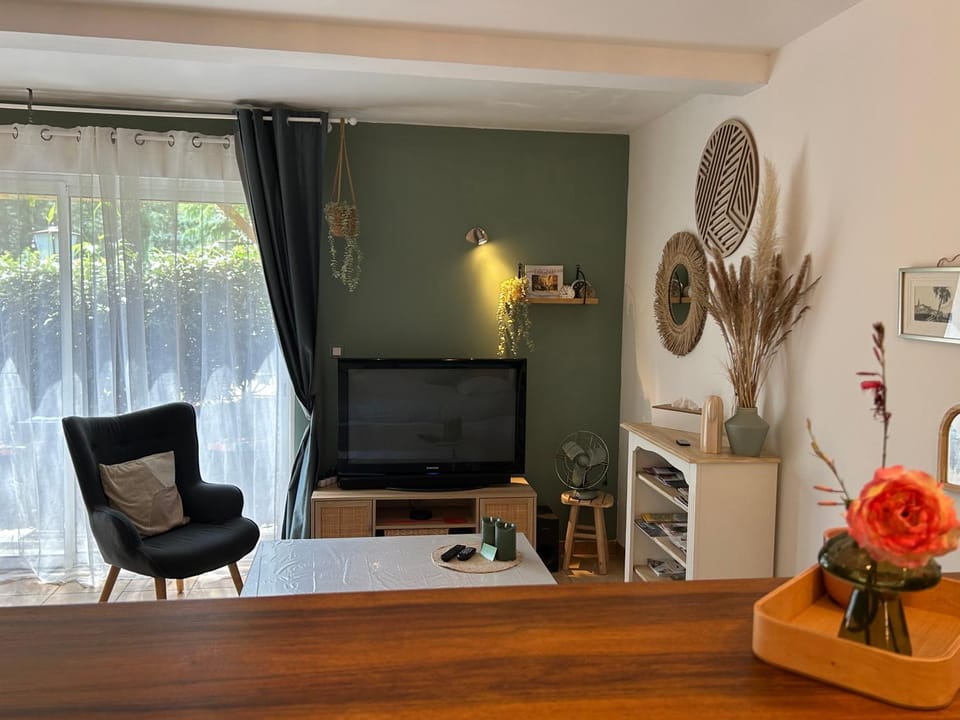 Grand studio en rez de jardin avec terrasse parking motos Apartment in Provence-Alpes-Côte d'Azur