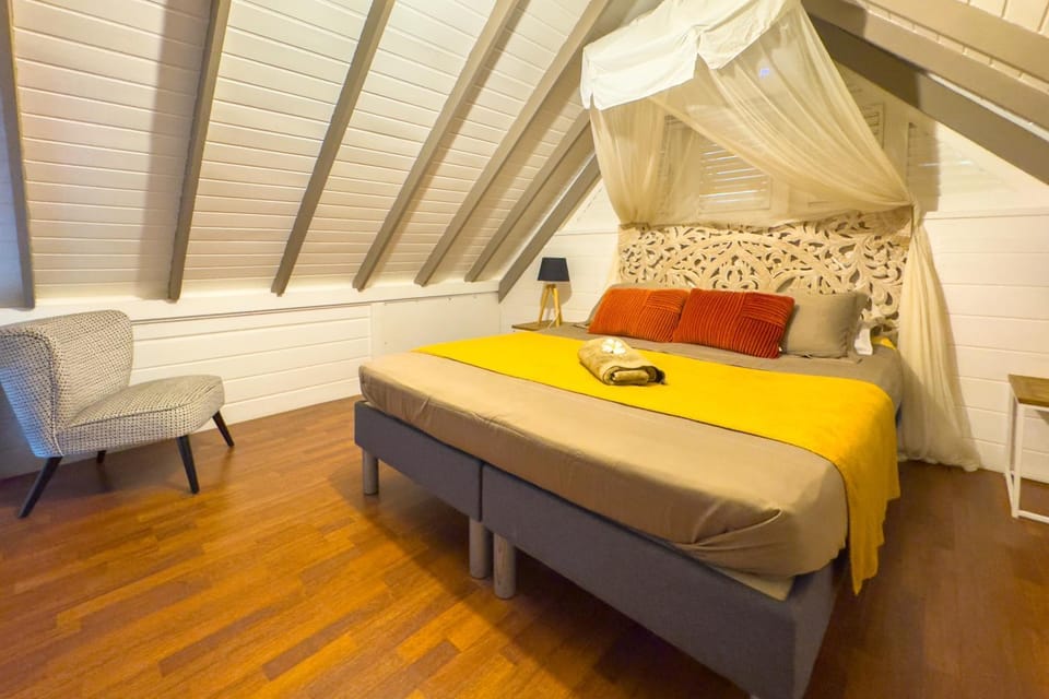 Photo of the whole room, Bedroom