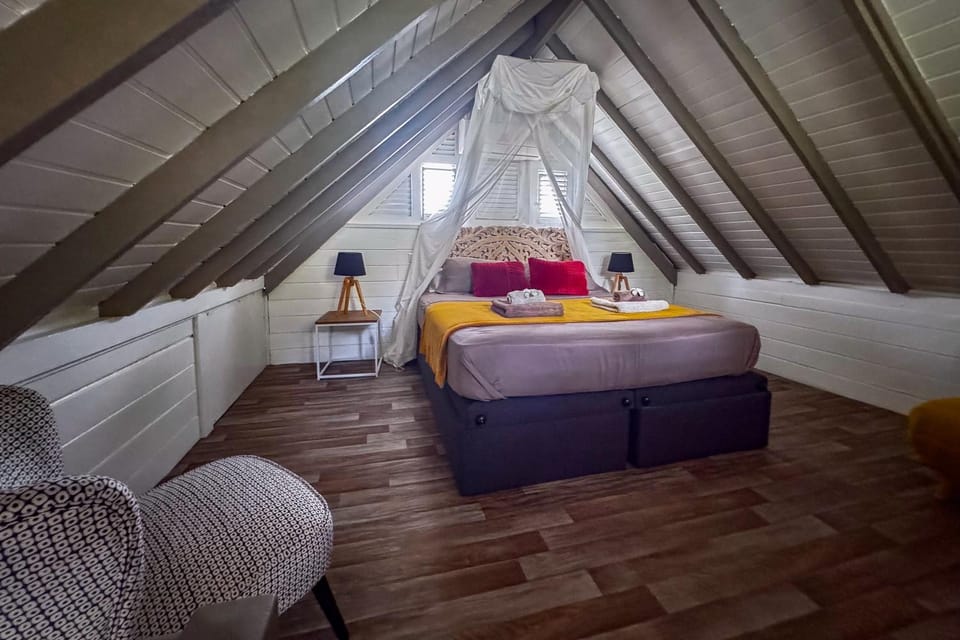 Photo of the whole room, Bedroom