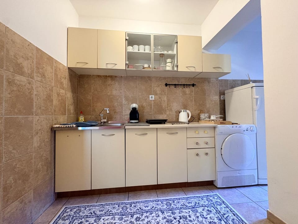 Kitchen or kitchenette, pet friendly, stove, toaster