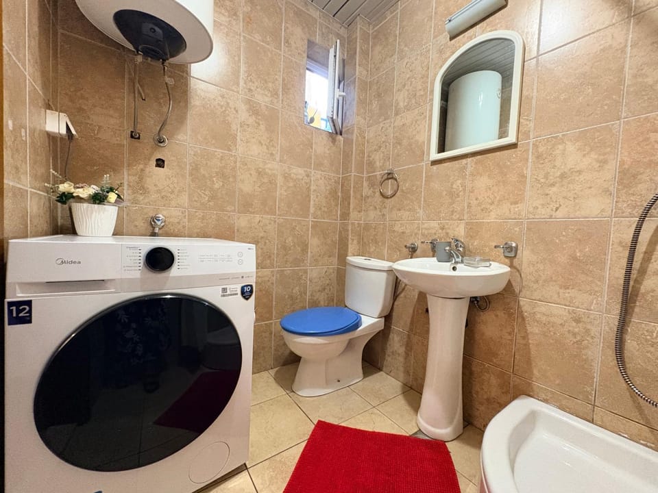 Shower, Toilet, Bathroom, towels, washing machine