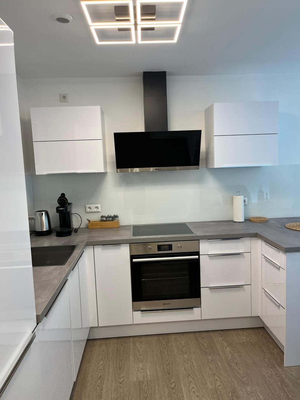 Coffee/tea facilities, Kitchen or kitchenette, dishwasher, stove