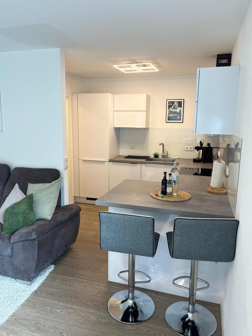 Coffee/tea facilities, Kitchen or kitchenette, Seating area, Dining area, stove
