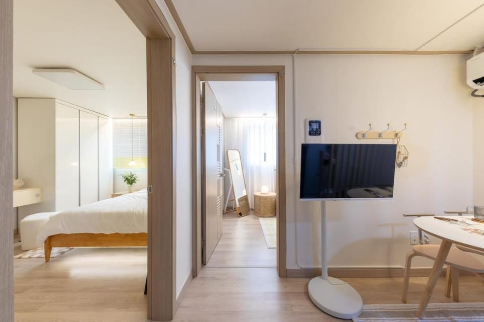 Bed, TV and multimedia, Photo of the whole room, Bedroom, air conditioner