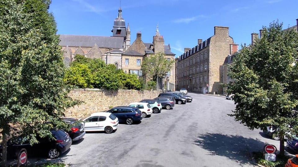 Maison face au Jardin féérique House in Fougères