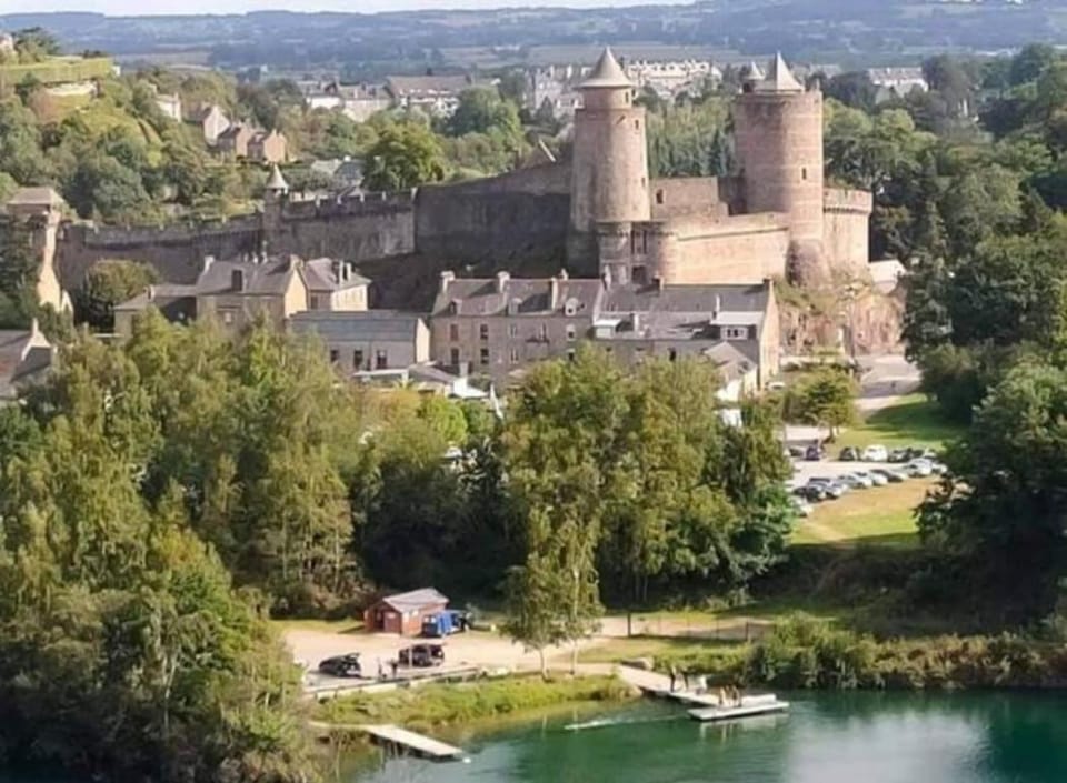 Maison face au Jardin féérique House in Fougères