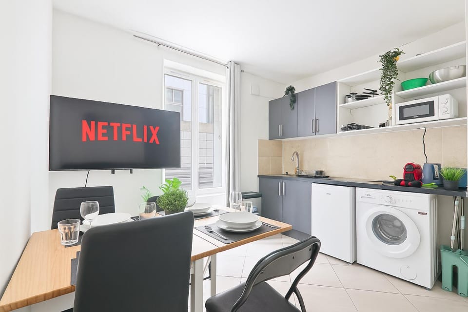 Kitchen or kitchenette, Seating area, Dining area, toaster, washing machine