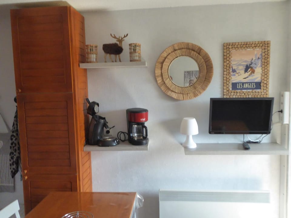 studio cabine résidence les Airelles 2 adultes 2 enfants parking casier à skis balcon vue lac --location toutes saisons-- Cabin in Occitanie