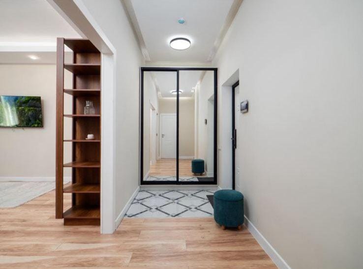 Facade/entrance, wardrobe