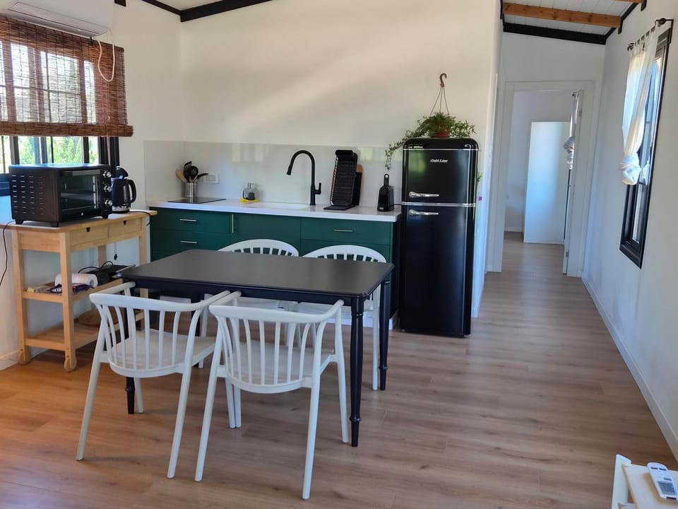 Coffee/tea facilities, Kitchen or kitchenette, Dining area, stove, toaster
