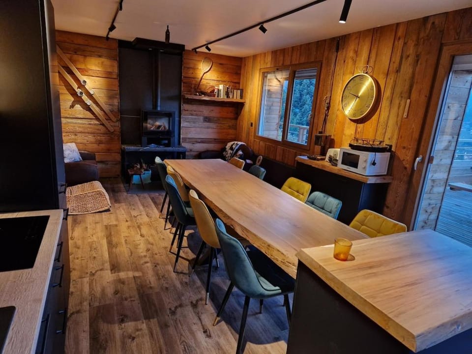 Vosges, quiet four bedroom chalet, cinema, games room House in Xonrupt-Longemer