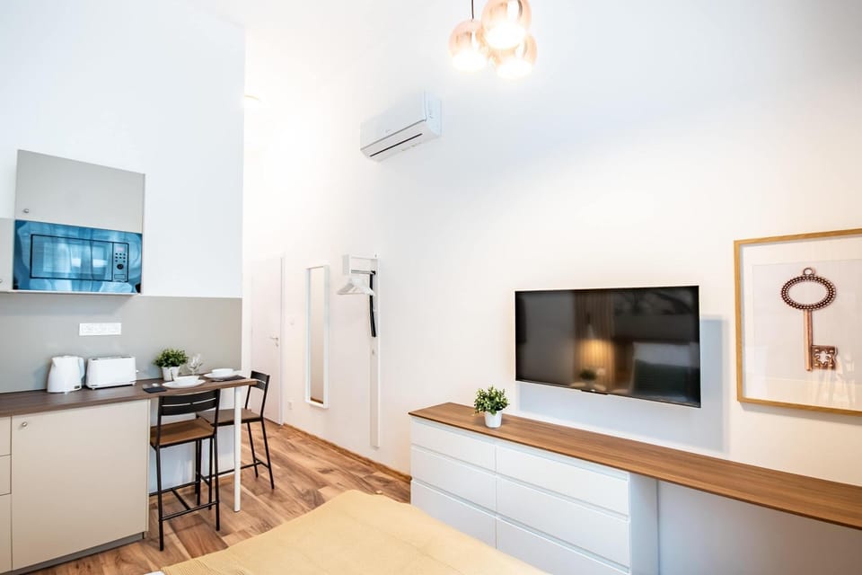 Colorful Studio Top Location AC Apartment in Budapest