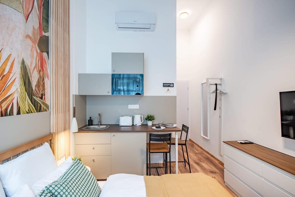 Bright & Cozy Central Getaway Apartment in Budapest