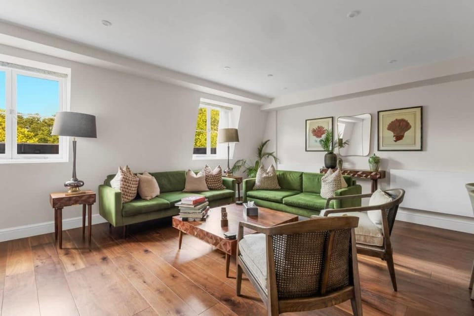 Spacious 4 Bedroom Loft Retreat AC Apartment in City of Westminster