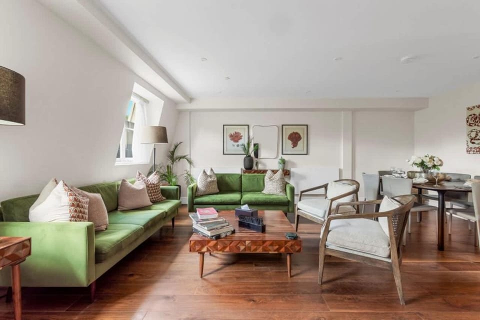 Spacious 4 Bedroom Loft Retreat AC Apartment in City of Westminster