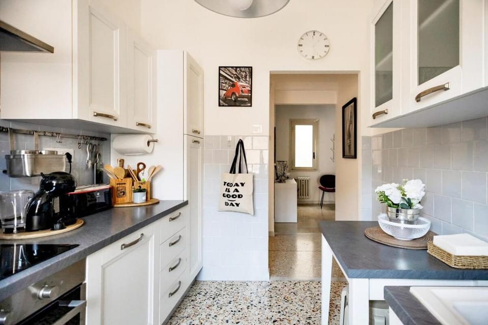 Coffee/tea facilities, Kitchen or kitchenette, Dining area, oven, toaster