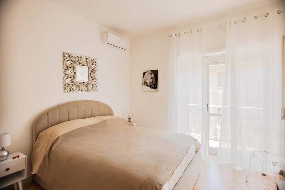 Photo of the whole room, Bedroom, air conditioner