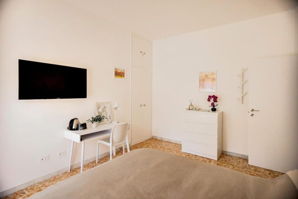 TV and multimedia, Photo of the whole room, Bedroom