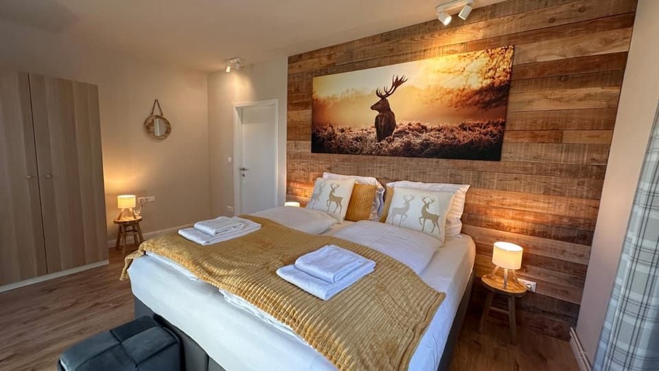 Bed, Bedroom, towels