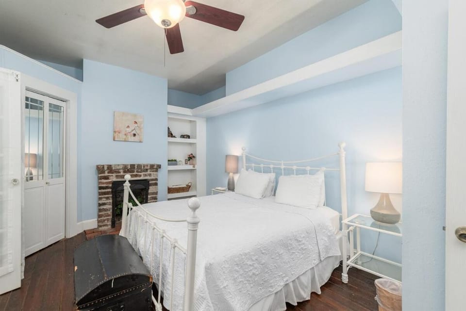 Historic 1800's Townhome in Heart of Savannah with parking House in Savannah