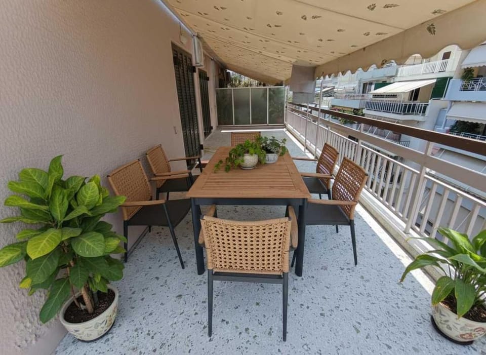 Acropolis Vista 3-Bedroom in Neos Kosmos Apartment in Athens
